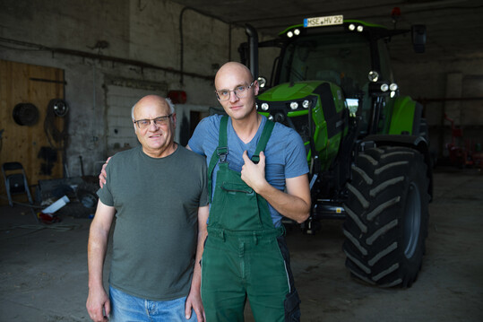 Pioniere wie die Moor-Klimawirte Hans und Henning Voigt (oben) in der Oberen Peene, Mecklenburg-Vorpommern, und Sebastian Petri (Bild unten) im Rhinluch, Brandenburg, stemmen auf ihren Flchen derzeit die Entwicklung der Verwertung von Paludibiomasse. Eine angemessene Frderung fr ihre klimaschonende Wirtschaftsweise erhalten sie nicht.