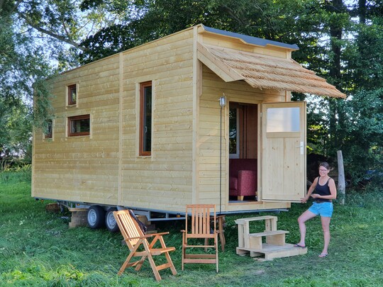 Die stoffliche Nutzung von Paludibiomasse hat groes Potenzial, z.B. in der Baustoffindustrie als Schaumplatten, Einblasdmmung oder Mbelbauteile - alles verbaut im mobilen Tiny House des Greifswald Moor Centrums.