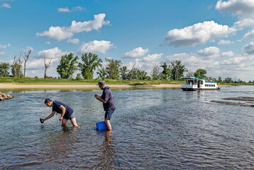Entnahme von Wasserproben in der Elbe
