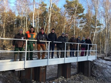 Bei Minusgraden trafen sich Vertreterinnen und Vertreter von NLWKN, Baufirma, dem zustndigen Ingenieurbro sowie der Unteren Wasser- und Unteren Naturschutzbehrde des Landkreis Gifhorn zur Bauabnahme.