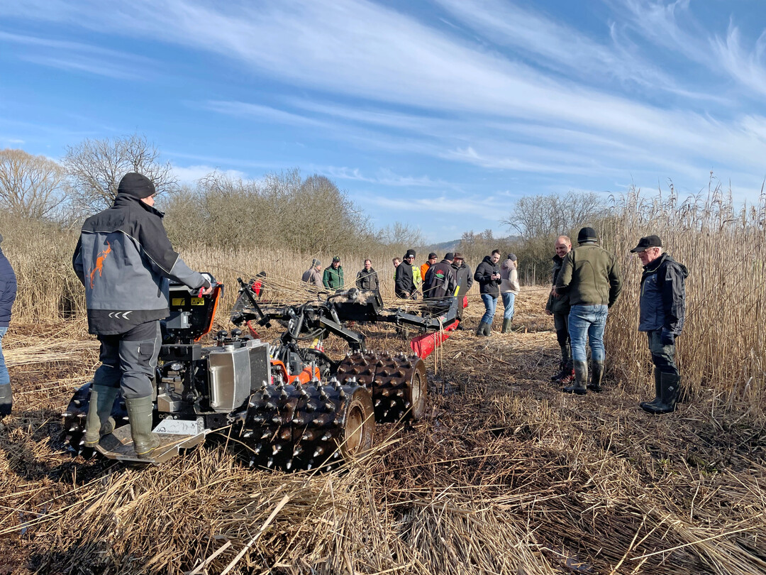 Die zweite Achse macht den Ibex zu einem vielf�ltig einsetzbaren Ger�t mit sehr hoher Bodenschonung bei gro�er Aufstandsfl�che (nur ca. 85 g Bodendruck pro cm
<sup>2</sup>
!).