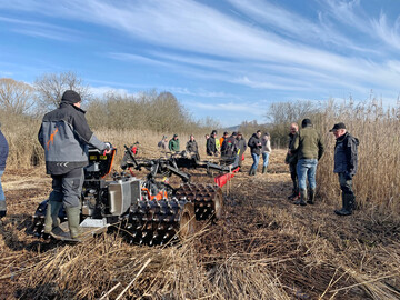 Die zweite Achse macht den Ibex zu einem vielfältig einsetzbaren Gerät mit sehr hoher Bodenschonung bei großer Aufstandsfläche (nur ca. 85 g Bodendruck pro cm
<sup>2</sup>
!).
