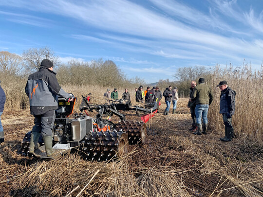 Die zweite Achse macht den Ibex zu einem vielf�ltig einsetzbaren Ger�t mit sehr hoher Bodenschonung bei gro�er Aufstandsfl�che (nur ca. 85 g Bodendruck pro cm
<sup>2</sup>
!).