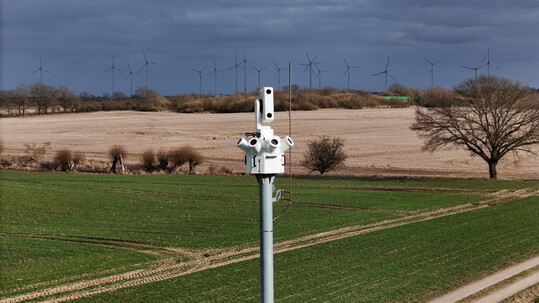Das KI-basierte Antikollisionssystem IdentiFlight stellt eine wirksame Ma�nahme zum Schutz von windenergiesensiblen Brutv�geln dar. Durch eine pr�zise Artidentifikation werden Zielarten wirksam gesch�tzt, wobei Windenergievorhaben wirtschaftlich tragbar bleiben.