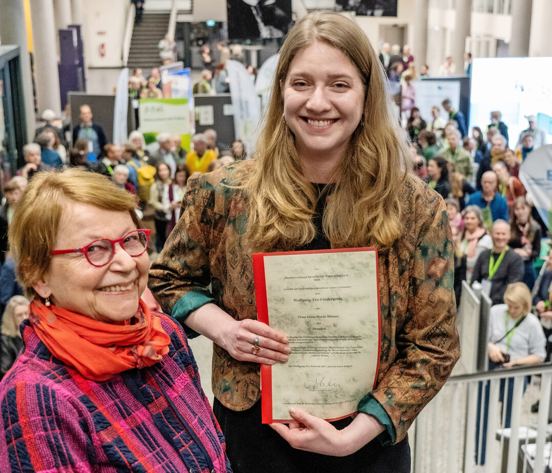 Die Preisträgerin Gina-Marie Minner (rechts) mit BBN-Schatzmeisterin Angelika Wurzel
