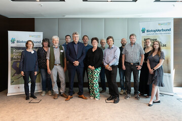 V. l. n. r.: Prof. Dr. Susanne Wurst (Bundesamt fr Naturschutz), Annette Dombrowski-Blanke (Bro fr Freiraumplanung), Dieter Leupold (BUND Sachsen-Anhalt), Dr. Johannes Heinze (Heinz Sielmann Stiftung), Dr.-Ing E.h. Fritz Brickwedde (Stiftungsratsvorsitzender Heinz Sielmann Stiftung), Christian Kerperin (Naturschutzstiftung Grafschaft Bentheim), Sabine Riewenherm (Prsidentin Bundesamt fr Naturschutz), Matthias Maino (Landschaftspflegeverband Freising e.V.), Robert Spreter (Geschftsfhrer Bndnis Kommunen fr biologische Vielfalt), David Eschler (Landschaftspflegeverband Freising e.V.), Paul Uphaus (Naturschutzstiftung Grafschaft Bentheim), Nora Bhme und Vreni Zimmermann (Landschaftspflegeverband Rgen e. V.)
