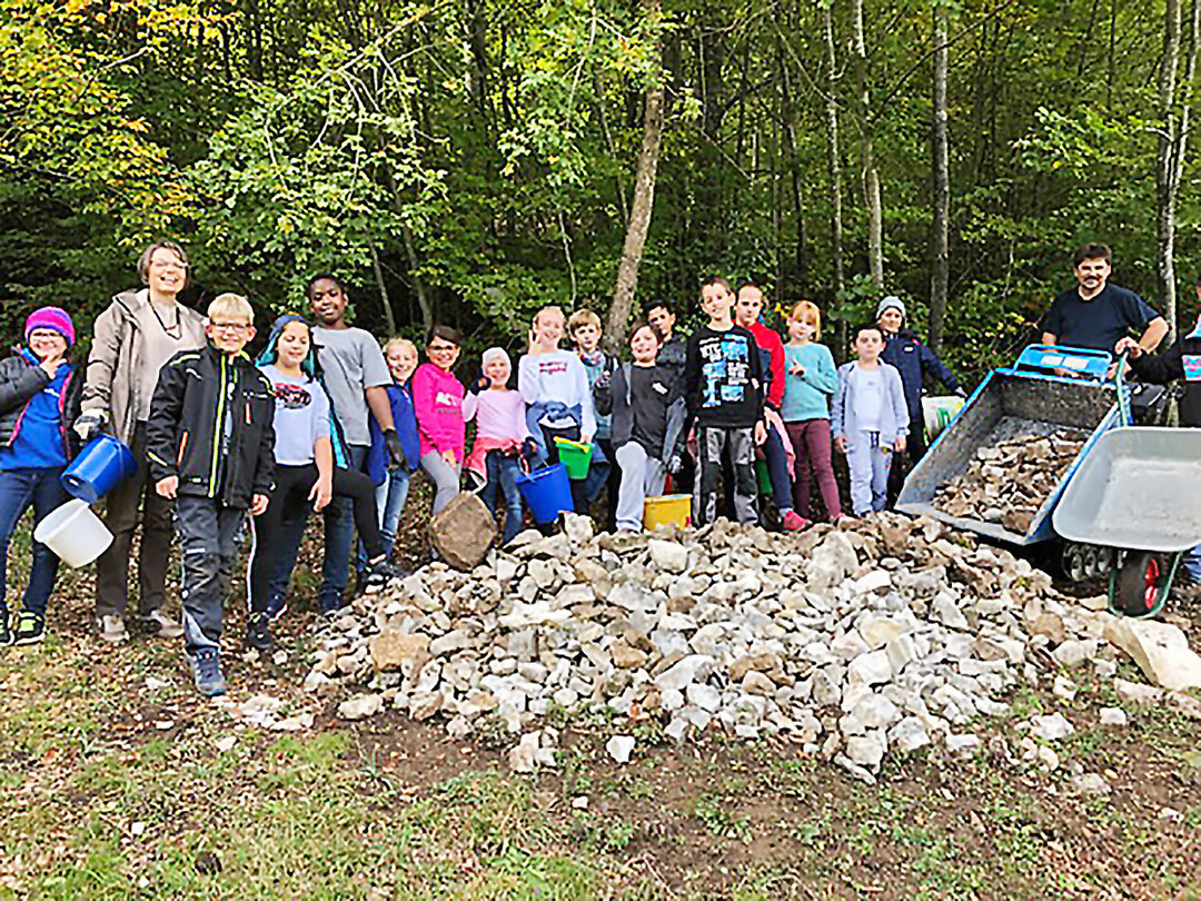 Alle packen mit an: Zimmerer will mit Aktionen gemeinsam mit der rtlichen Schule bereits junge Menschen und deren Familien fr Biodiversitt begeistern.