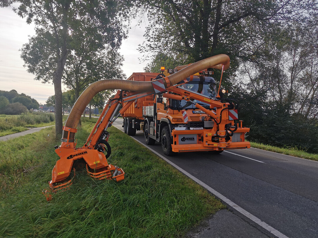 Abb. 2: Insektenfreundliches Balkenmhgert im Frontanbau an einem Unimog