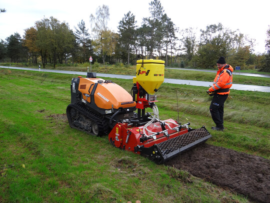 Abb. 3: Raupengefhrte Umkehrfrse-Saat-Kombination. Mit dem Gert knnen alle notwendigen Arbeiten (Frsen, Sen, Walzen) auch in steileren Bschungslagen in einem Arbeitsgang durchgefhrt werden.