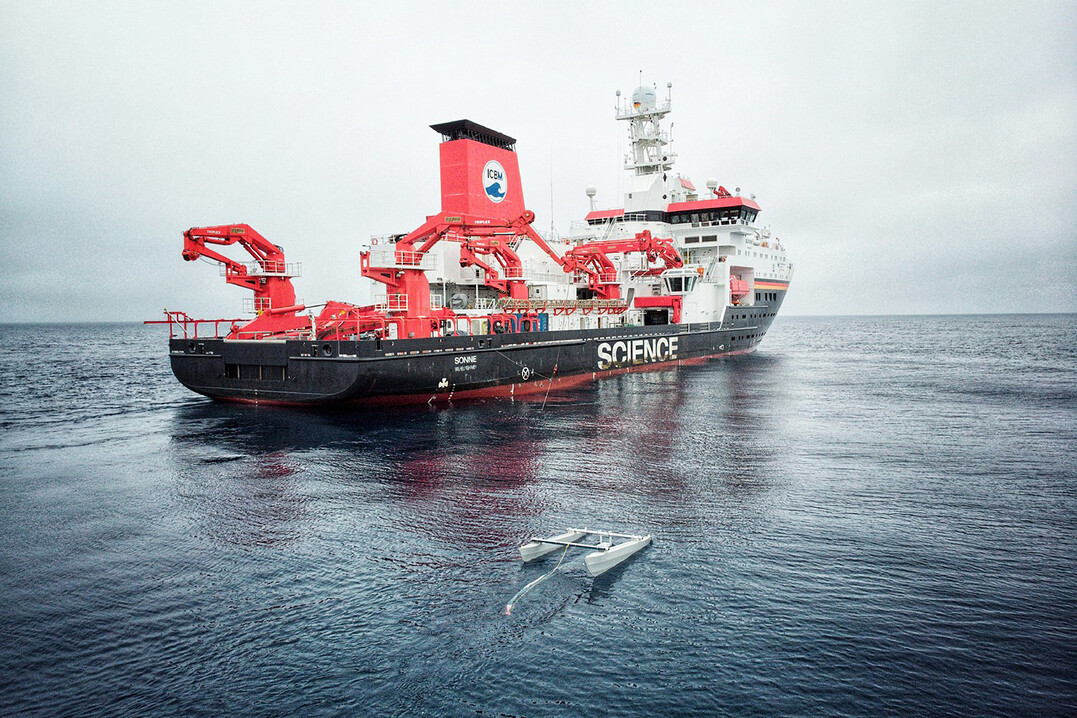 Neustonnetz, das an der Seite des deutschen Forschungsschiffs SONNE auf der Expedition ber den Nordpazifik geschleppt wird, um an der Oberflche schwimmende Plastikproben zu sammeln.