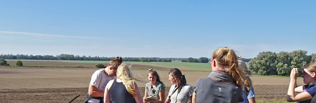 Eine Studentengruppe bei praktischen Übungen zur Landschaftsanalyse auf Rügen