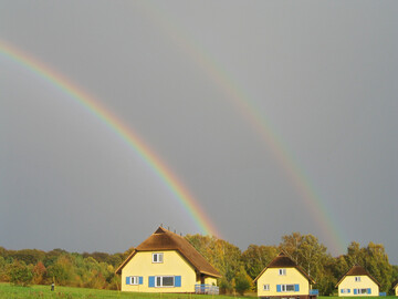 Regenbogen ber den wenigen Gebuden auf Vilm