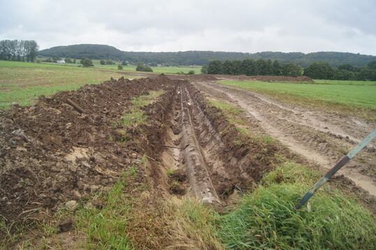 Whrend der Manahme: Der verrohrte Bach wird wieder an die Oberflche geholt.