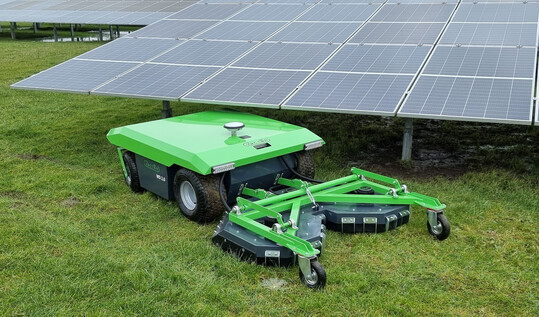 Immer mehr Fernsteuermäher zeigen eine extrem flache Bauweise. So können Maschinen wie der Vector die Grünflächen von Solarparks oder zwischen Obst- und Rebzeilen bearbeiten.