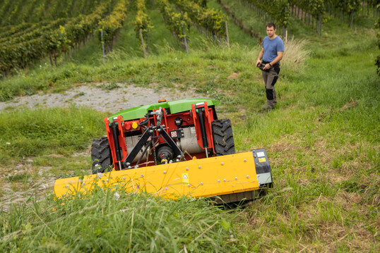Der elektrische Raupen-Gertetrger agria 9700e kann mit einem Anbaumulcher sowie mit zahlreichen anderen Gerten zur Extensiv-Grnflchenpflege ausgerstet werden.