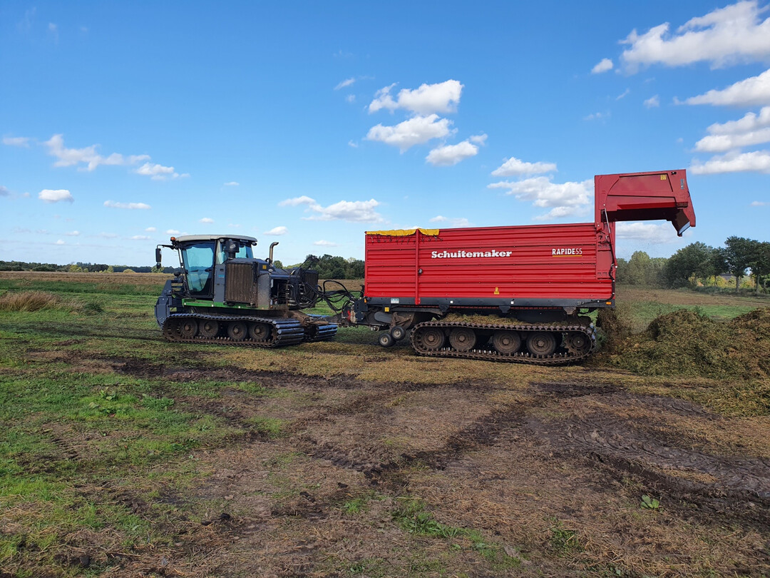 Mhraupe mit Ladewagen