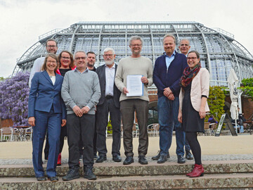 Reprsentierende der Deutschen Naturwissenschaftlichen Forschungssammlungen e. V. (DNFS) mit der gemeinsamen Erklrung zur Grndung des deutschen DiSSCo-Knotens