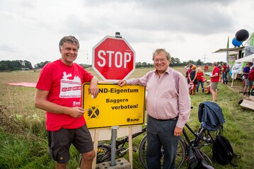 Mit der Demonstration "Rotes Band" setzte sich der BUND gegen weitere Rodungen im Hambacher Forst ein.