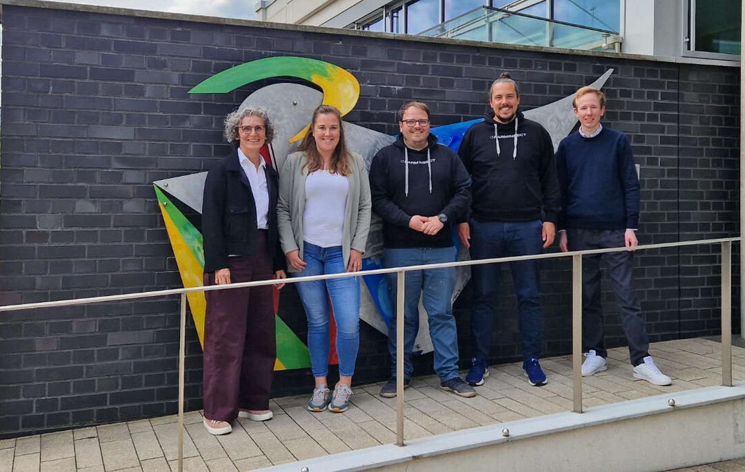Freuen sich über die Kooperation mit FarmInsect (v. li.): Dr. Elke Müller-Mussmann (Bereichsleitung Futtermittel GmbH), Sonja Hagemann (Projektleitung Flyvis Farming), Wolfgang Westermeier, Thomas Kuehn (beide Geschäftsführer FarmInsect) und Julian Hanhart (Projektmanager Futtermittelspezialprodukte (FSP)).