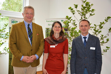 Forstministerin Miriam Staudte zusammen mit Dr. Thomas Bckmann (links) und dem neuen 
Leiter Ralf-Volker Nagel (rechts) 