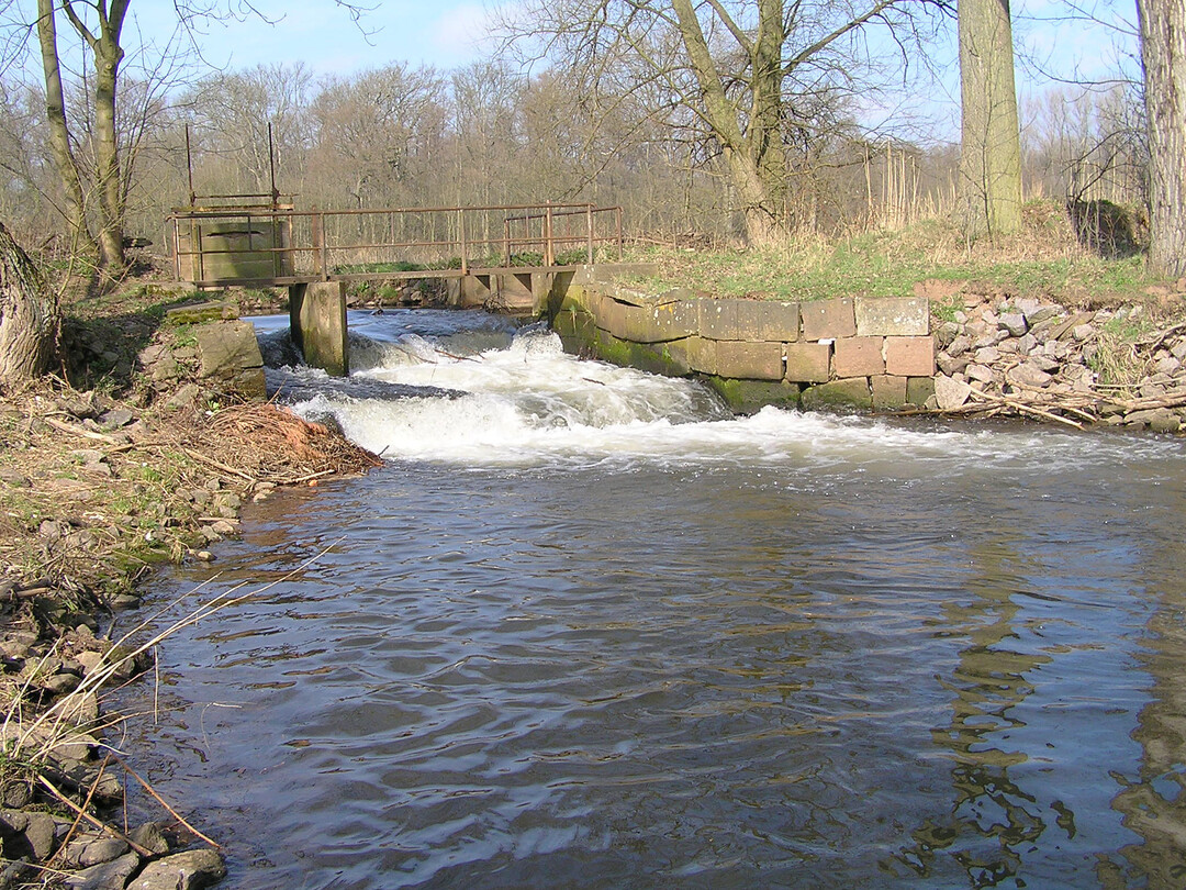 Oberhochstadter Stauwehr vor der Restaurierung