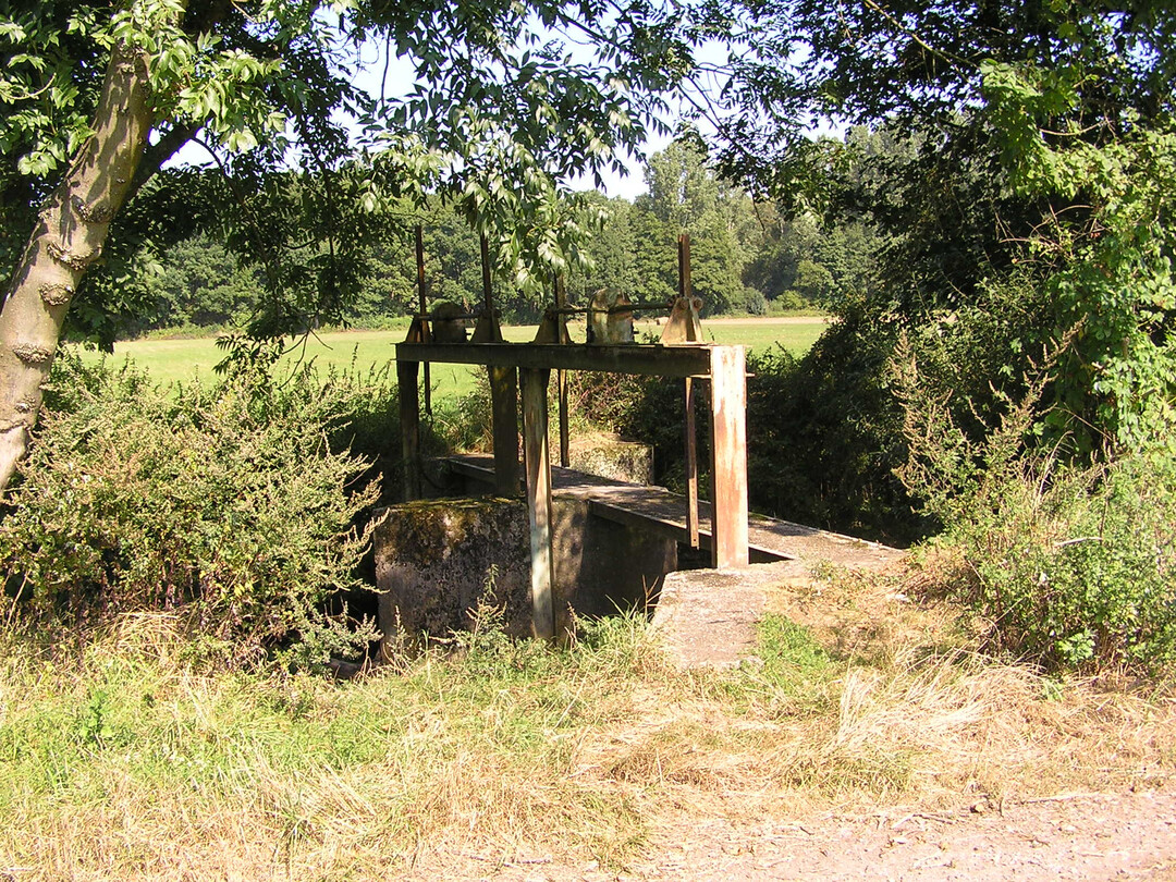 Altes Stauwehr in der Bruchbach-Otterbach-Niederung sdlich Kandel. Hier lohnt sich eine Restaurierung der alten Technik zur Verbesserung der Wasserverfgbarkeit fr die Wiesenvegetation, aber auch als vorbeugender Hochwasserschutz fr die Anliegergemeinden bzw. Unterlieger.