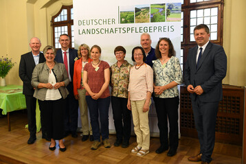 DVL-Vorsitzende Maria Noichl, MdEP (2.v.l.) und Sven Schulze, Minister fr Wirtschaft, Tourismus, Landwirtschaft und Forsten des Landes Sachsen-Anhalt (rechts) gemeinsam mit den Preistrgerinnen und Preistrger des Deutschen Landschaftspflegepreises 2024