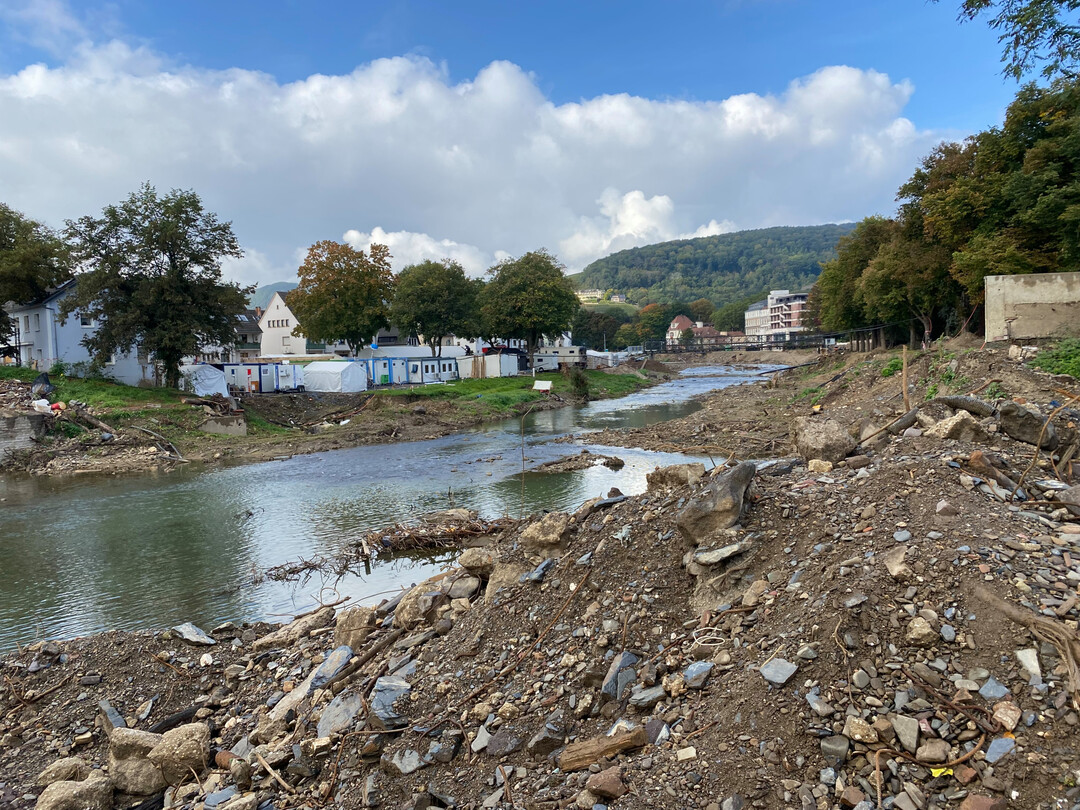 Schuttmassen entlang der Ahr nach der Flut