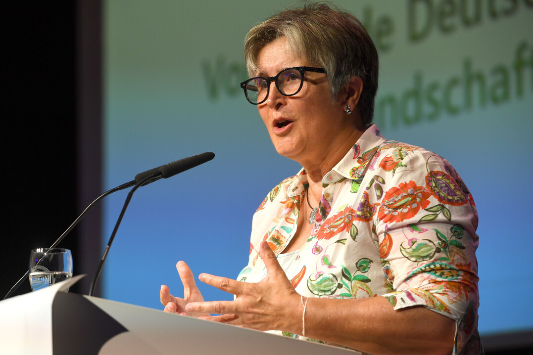 Erffnung des Deutschen Landschaftspflegetages 2024: DVL-Vorsitzende Maria Noichl spricht zur aktuellen agrarpolitischen Lage.