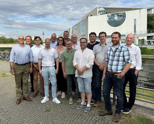 Die Mitglieder des Bundesverbandes Bäuerlicher Gänsehaltung e. V. (BBG) trafen sich am 11. Juli 2024 zu ihrer Jahreshauptversammlung in der Hauptstadt Berlin. Neben den Themen Marktentwicklung und Aviärer Influenza wurden auch die Agri PV Tier sowie die Vergrämung von Beutegreifern diskutiert.