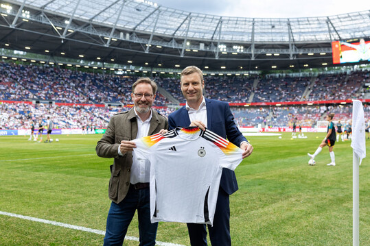 Dr. Ingo Stryck, Leiter Marketing bei der PHW-Gruppe, und Dr. Holger Blask, Vorsitzender der Geschäftsführung der DFB GmbH & Co.KG.
