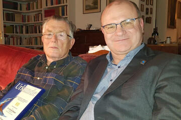 berreichung der Urkunde zur 60. Jhrigen Mitgliedschaft an Dr. Einhard Bezzel (links) durch unseren Vorsitzenden Norbert Schffer.