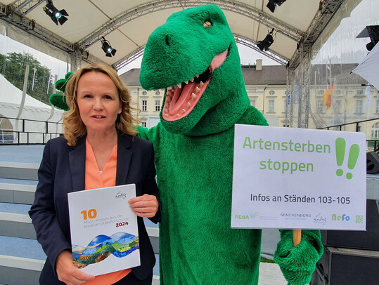 Dino George übergibt die „10 Must-Knows aus der Biodiversitätsforschung 2024“ auf der Woche der Umwelt 2024 an Bundesumweltministerin Steffi Lemke.