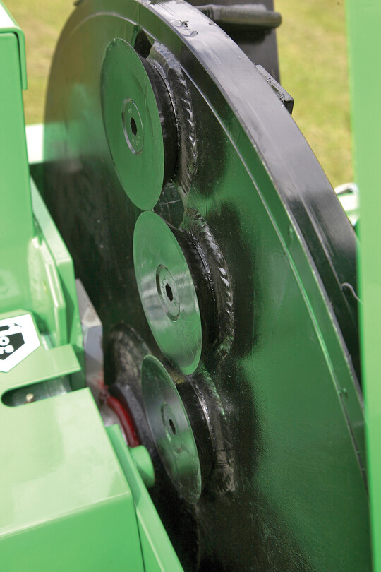 Der Anhänger-Häcksler Greenmech Arborist 130 (Stammdurchmesser max. 130 mm). Sein ausgeklügeltes Disc-Messer-System erzielt hohe Standzeiten.