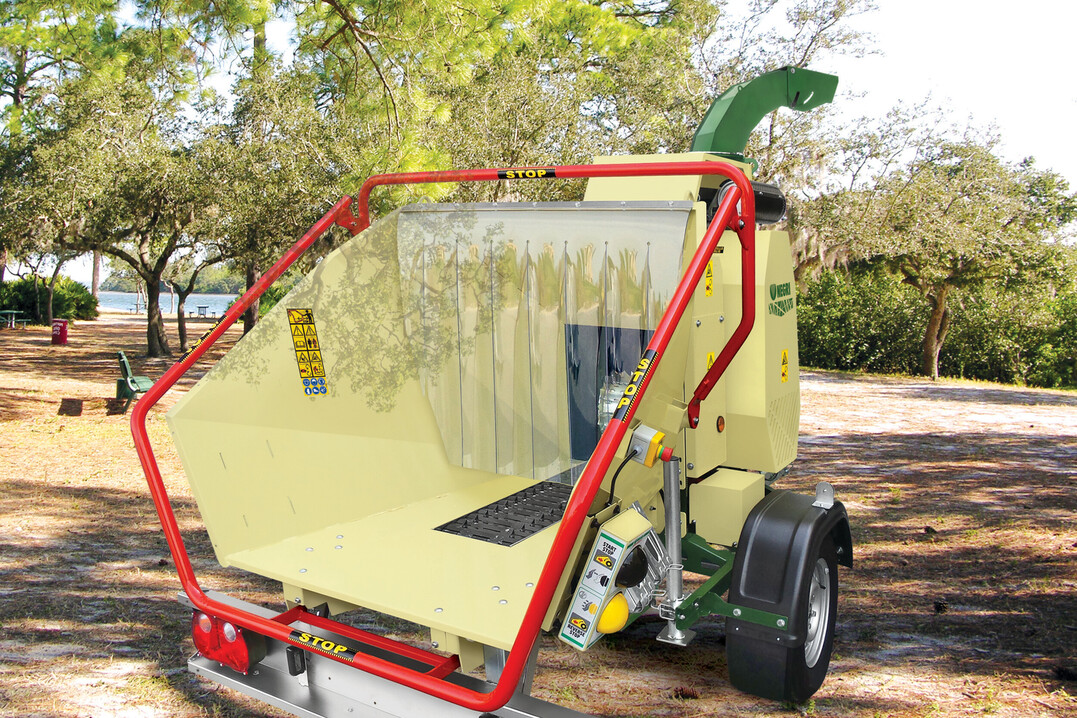 Der anhngermobile Bioshredder R280 (Stammdurchmesser max. 150 mm) vom Hersteller Negri. Auf seinem Hackrotor arbeitet eine Kombination aus Messern und Hmmern.