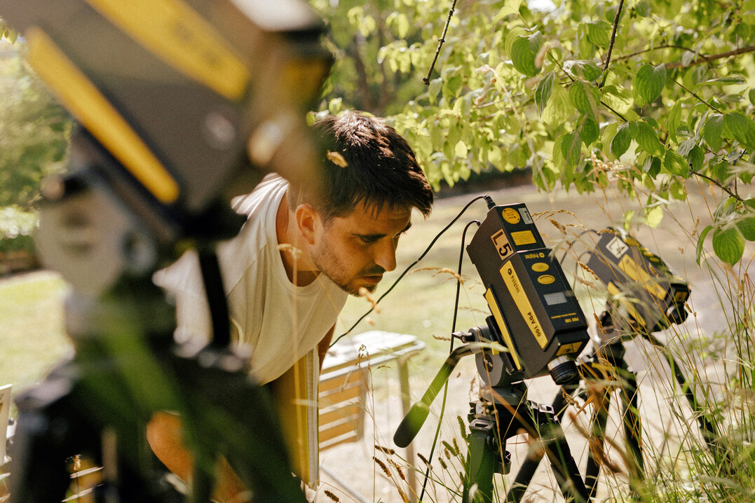 Biotremologe Juan Jos Lopez Dez nimmt die Vibrations-Kommunikation von Insekten auf einer Wiese auf.