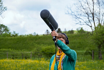 Evi Keglmaier lauscht einer Weide.