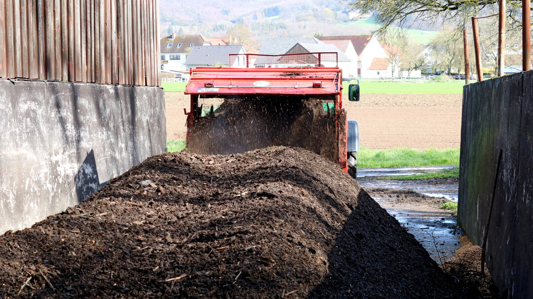 Ein Landwirt, der in der Landschaftspflege ttig ist, lagert geschreddertes Landschaftspflegegras in einem Fahrsilo, das nicht mehr fr die Silierung in Gebrauch ist. Das nach einigen Monaten veredelte Produkt wird als Dnger und Bodenverbesserer auf eigene Flchen aufgebracht.