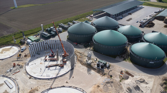 Biogasanlagen bieten Geflügelhaltern eine nachhaltige Möglichkeit, anfallende organische Reststoffe zu verwerten und gleichzeitig erneuerbare Energie zu erzeugen.