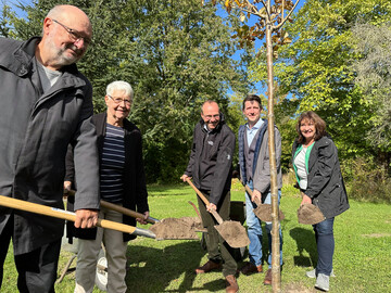 Symbolische Baumpflanzung mit Minister Gnther