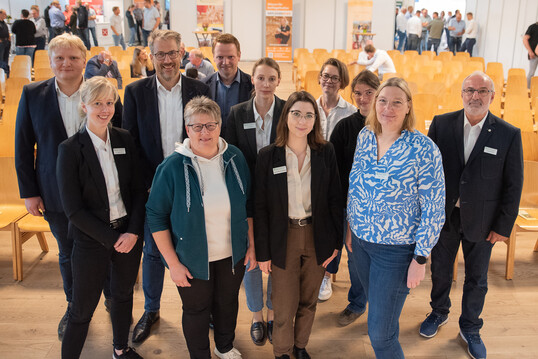 Die Referenten und Moderatoren beim Fachgespräch Legehenne 2024: (von links, hintere Reihe) Niels Luther-Köhne (LWK), Dr. Neele Dirksen (LWK), Henner Schönecke (Legehennenhalter und stellv. Vors. des NGW-Landesverbands), Helmut Wahl (LWK), Jule Schättler (LWK), Talke Heidkroß (LWK), Frauke Deerberg (Uni Kassel); (von links, vorne) Iris Flentje (LWK-Beraterin und landwirtschaftliche Unternehmerin), Alina Kathrin Lückemann (LWK), LWK-Vizepräsidentin Dagmar Heyens, Dr. Peter Hiller (LWK)