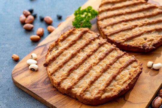 Auch Produkte, die gar kein Fleisch enthalten, dürfen laut EuGH-Urteil mit typischen „Fleischbegriffen“ bezeichnet werden.