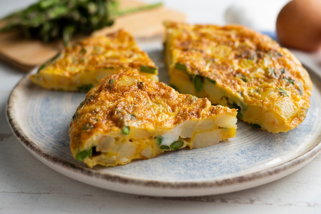 Ein beliebtes Gericht in Brasilien ist das „Omelete de Forno“, ein im Ofen gebackenes Omelett, das oft mit Käse, Schinken oder Gemüse angereichert wird.