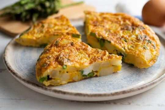 Ein beliebtes Gericht in Brasilien ist das „Omelete de Forno“, ein im Ofen gebackenes Omelett, das oft mit Käse, Schinken oder Gemüse angereichert wird.