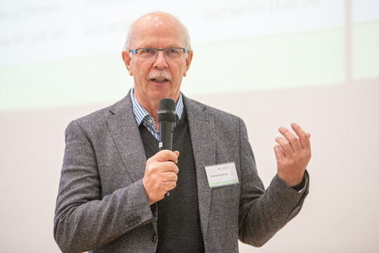 „Für die Tierhalterinnen und Tierhalter liegt das Augenmerk bei digitalen Anwendungen klar auf einer weiteren Verbesserung des Tierwohls“, sagte Kammerpräsident Gerhard Schwetje zum Auftakt der 14. Beraterhochschultagung der Landwirtschaftskammer Niedersachsen am 21.10.2024 in der Hochschule Osnabrück.