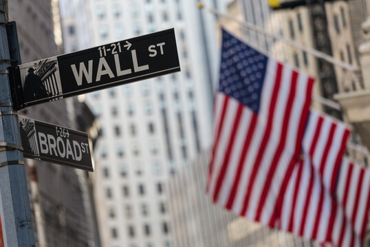 Die New Yorker Wall Street, das Herz der US-Börsenwelt, zieht Anleger weltweit an und prägt mit ihren Kursbewegungen die globale Wirtschaft.