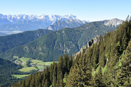 Abb. 4: Landschaften mit besonders hohen Bewertungen in der Online-Umfrage: Die Alpen weisen eine besonders hohe Gelndehhendifferenz auf, Heidelandschaften erzielten im neuronalen Netz hohe Gewichtungen. 