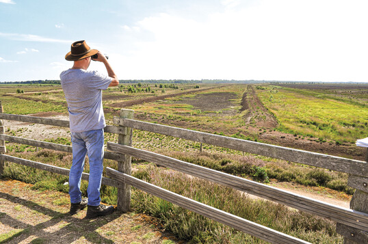 In dieser weitlufigen Landschaft ist das Fernglas fr die Kontrolle der Herde fr Schfer Norbert Rschen unverzichtbar.
