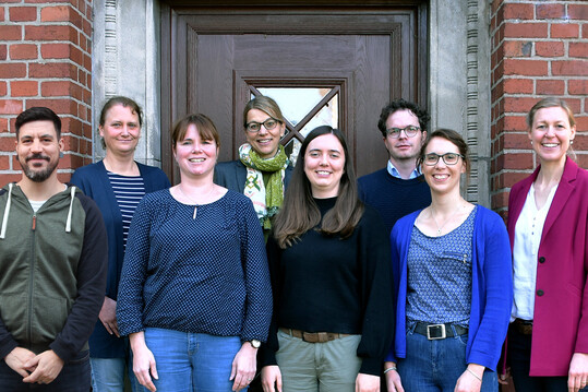 Das neue WING-Team (v.l.n.r.: Sven Götz, Anja Kauer, Dr. Katja Kulke, Prof. Dr. Nicole Kemper, Ammelie Godglück, Prof. Dr. Christian Visscher, Dr. Julia Gickel, Elisabeth Wrana)