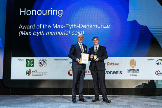 Bernd Meerpohl (l.) wurde vom DLG-Vorstand mit der Max-Eyth-Denkmünze in Gold geehrt. DLG-Präsident Hubertus Paetow übergab Medaille und Urkunde im Rahmen des International Poultry Events.